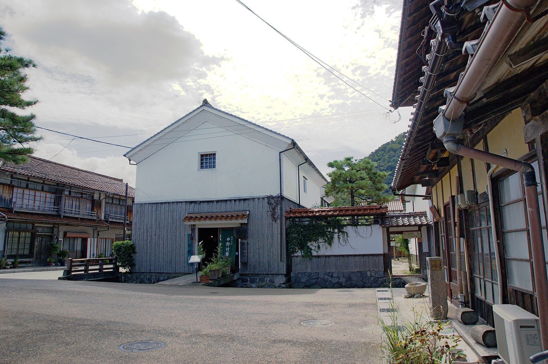 白壁の土蔵が残る倉吉の路地