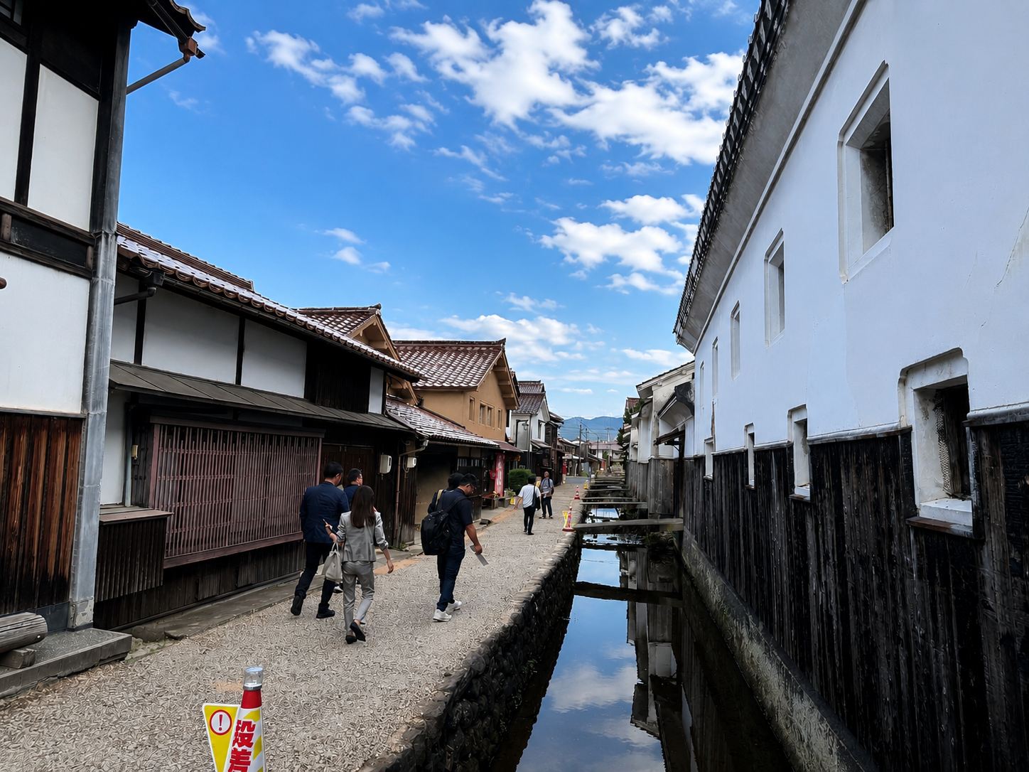 白壁土蔵群をまちあるきする参加者